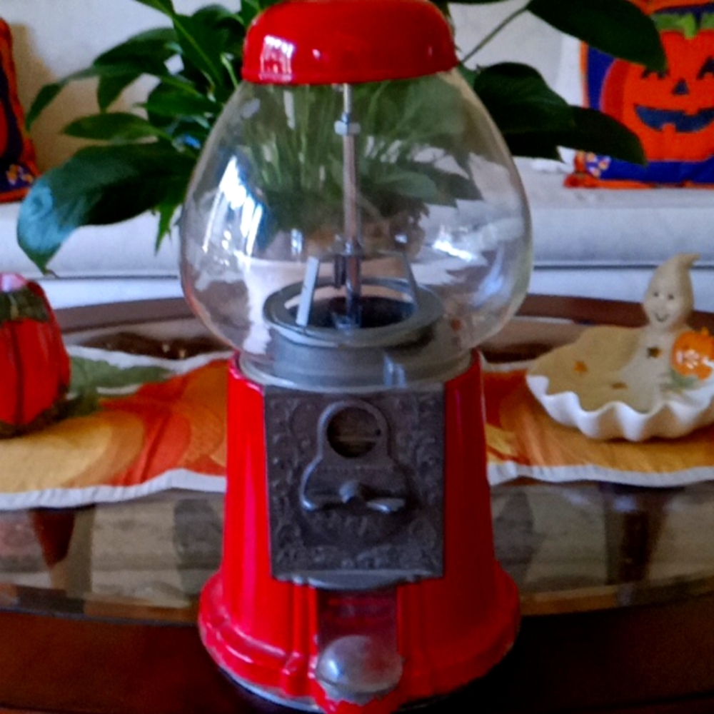 Old fashion gumball machine not locked can be put on a pedestal great condition